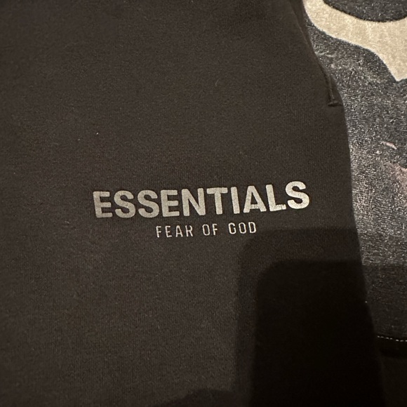 Essentials Shorts - Picture 2 of 5